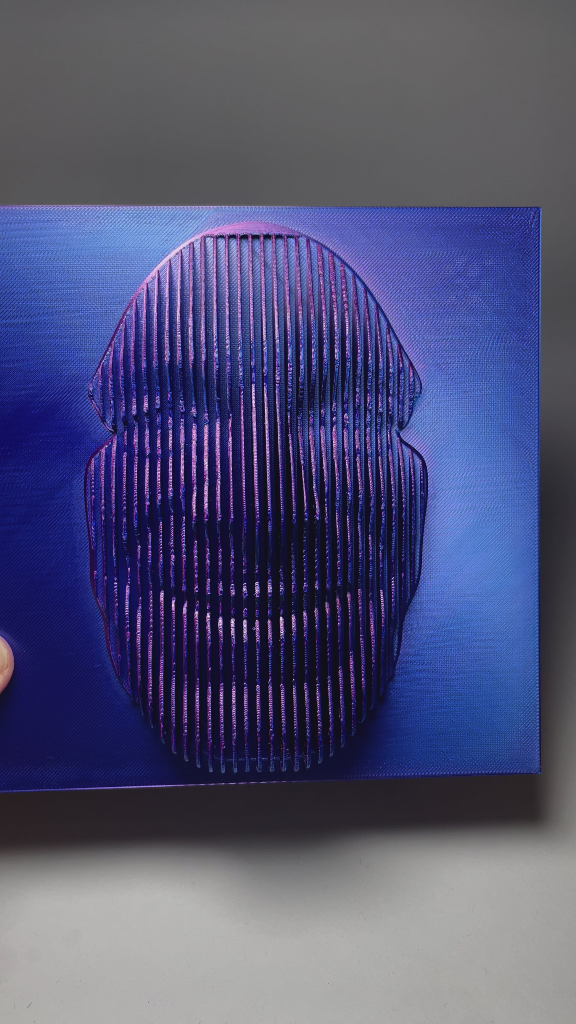 Individuelles 3D-Gesichtsportrait – Ein einzigartiges Kunstwerk, das dein Gesicht als plastisches 3D-Relief nachbildet. Basierend auf deinem Foto wird jede Kontur in feinen Schichten aufgebaut und mit höchster Präzision gefertigt. Dieses personalisierte Kunstobjekt eignet sich perfekt als Geschenk für besondere Anlässe oder als moderne Dekoration. Gedruckt aus nachhaltigem PLA für eine umweltfreundliche Herstellung.