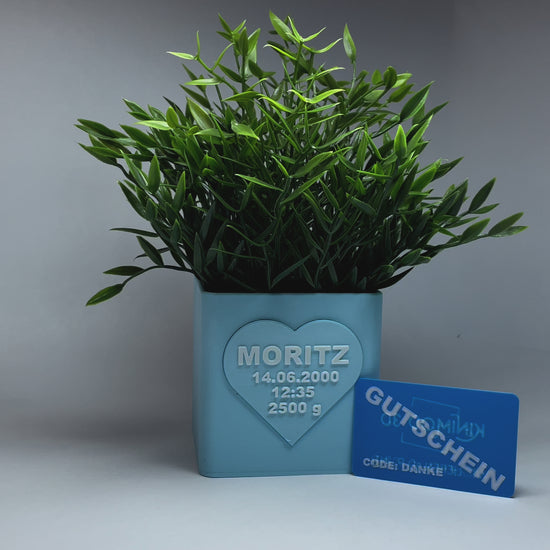 Feiere die Geburt eines Babys mit der KINIMOD3D Blumen-Vase, personalisiert mit den Baby-Daten. Das perfekte Geschenk zur Geburt mit Schacht für Grußkarten oder Gutscheine – dekorativ und unvergesslich.