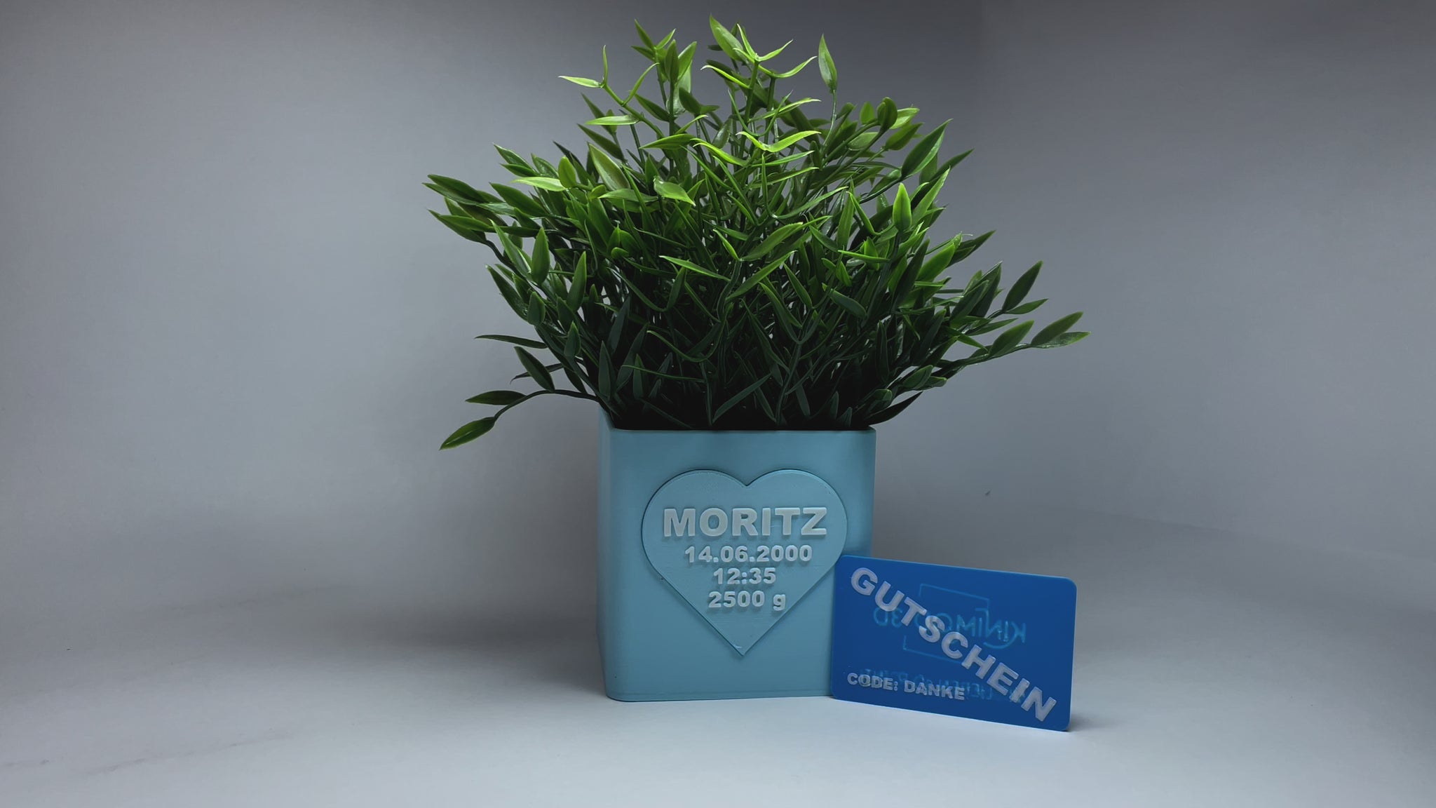 Feiere die Geburt eines Babys mit der KINIMOD3D Blumen-Vase, personalisiert mit den Baby-Daten. Das perfekte Geschenk zur Geburt mit Schacht für Grußkarten oder Gutscheine – dekorativ und unvergesslich.