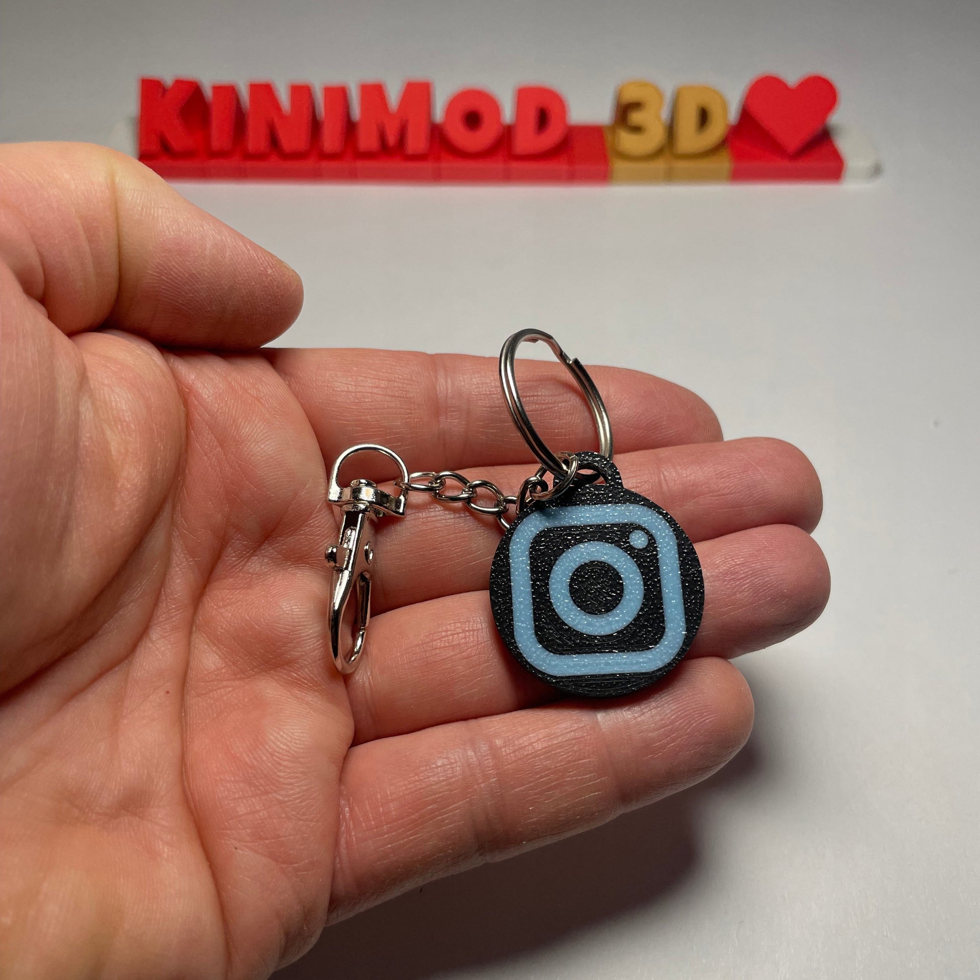 NFC-Schlüsselanhänger mit Instagram-Verknüpfung – dein digitales Aushängeschild für Events, Messen & den Alltag! Scannen & sofort verbinden. Perfekt für Influencer, Creator & Marken. 3D-gedruckt aus PLA in Deutschland.